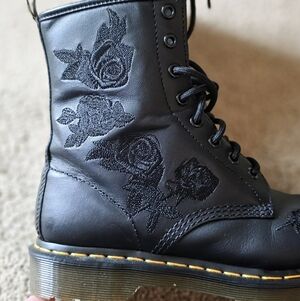 Women's Size 9 Style 1460 VONDA MONO Doc Marten Boots